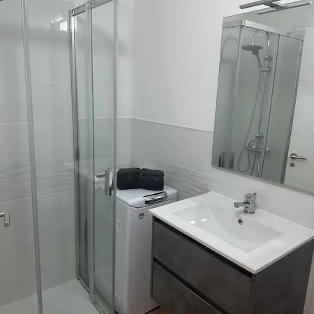 Alexander Home, Cristianos Apartment