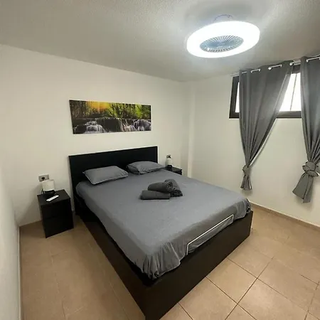 Alexander Home, Cristianos Apartment *