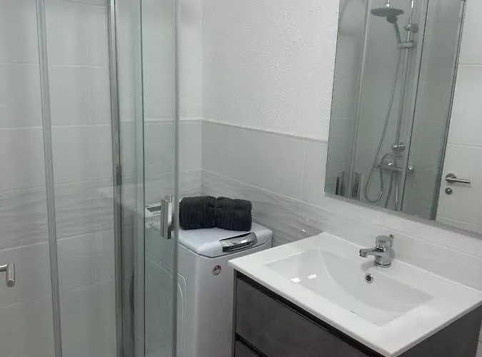 Alexander Home, Cristianos Apartament