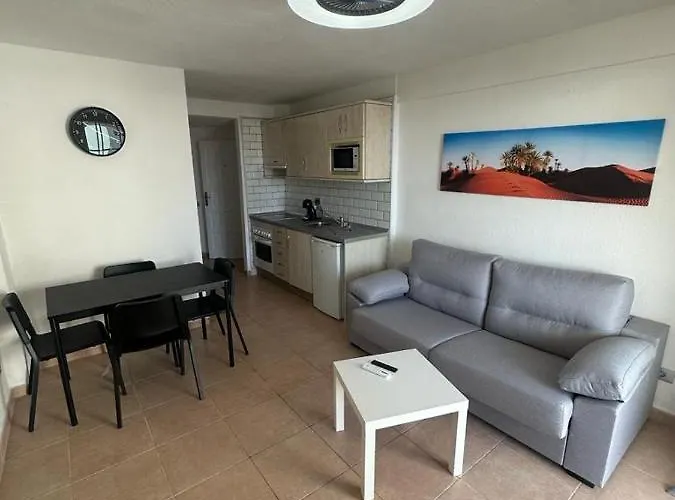 Alexander Home, Cristianos 阿罗纳