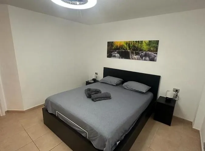 Alexander Home, Cristianos 阿罗纳