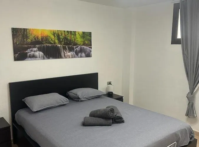 Alexander Home, Cristianos Apartament